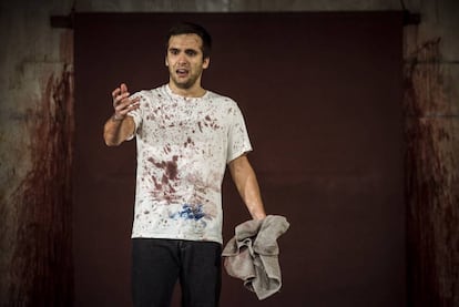 Ricardo Gómez, en un momento de la representación de 'Rojo'.