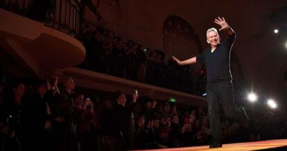 Jean Paul Gaultier saluda al público tras un desfile de alta costura en 2013.