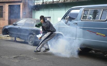 Un manifestante se enfrenta con la policía.