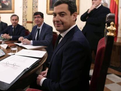  El presidente de la Junta de Andaluc&iacute;a, Juanma Moreno, durante la primera reuni&oacute;n del Consejo de Gobierno de la XI Legislatura que se celebra este s&aacute;bado en Antequera (M&aacute;laga).