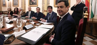  El presidente de la Junta de Andaluc&iacute;a, Juanma Moreno, durante la primera reuni&oacute;n del Consejo de Gobierno de la XI Legislatura que se celebra este s&aacute;bado en Antequera (M&aacute;laga).