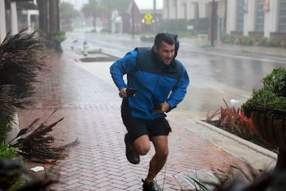 Un hombre corre para buscar refugio en Sarasota. El gobernador de Florida, el republicano Ron DeSantis, advirtió de que el huracán se disponía a “atravesar el Estado”. Lo cruza desde el suroeste hasta el noreste, dejando un rastro de vientos, lluvias, inundaciones y destrucción. Más de dos millones de personas se han quedado sin luz. 