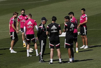 Ancelotti, durante el entrenamiento del Madrid