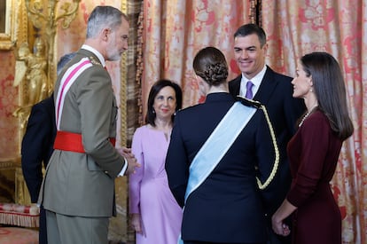 Los Reyes conversan con el presidente del Gobierno y los ministros del Interior y Defensa, este lunes en el Palacio Real. 