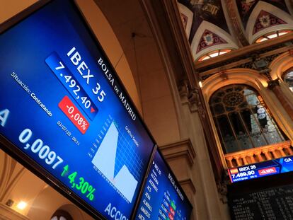Una pantalla muestra los datos del IBEX 35 en el edificio de la Bolsa en Madrid, este viernes.