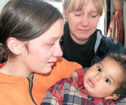 Dos cuidadoras se despiden de un niño recogido en el orfanato Village of hope.