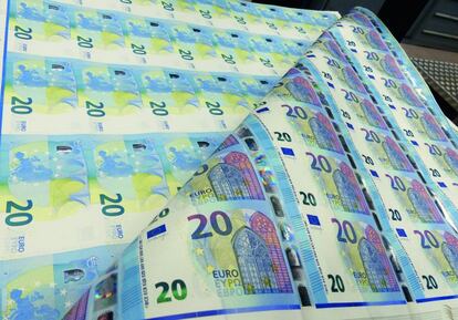 El nuevo billete de 20 euros incluye una "ventana con retrato" insertada en el holograma.