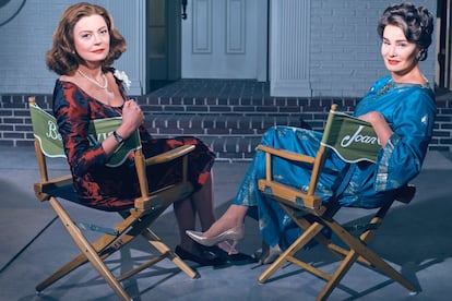 El Hollywood dorado cobró vida en la primera entrega de esta serie antológica creada por Ryan Murphy. Para esta historia de un gran enfrentamiento <a href="http://cultura.elpais.com/cultura/2017/03/03/television/1488543943_410249.html">eligió la disputa entre Joan Crawford y Bette Davis durante el rodaje de '¿Qué fue de Baby Jane?'</a> Para dar vida a dos divas de entonces, dos divas de ahora: Jessica Lange y Susan Sarandon. <a href="http://cultura.elpais.com/cultura/2017/04/27/television/1493311024_938405.html">El resultado es la historia de un odio</a> que en realidad oculta muchos pesares por parte de las dos actrices de lo que pudo ser y no fue (esa escena final…) y la denuncia de <a href="http://cultura.elpais.com/cultura/2017/04/14/television/1492176098_674937.html">la situación de las actrices al pasar cierta edad, algo que ocurría entonces y, lamentablemente, ocurre hoy</a>. <b>Dónde verla: HBO España.</b>