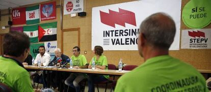 El portavoz del STEPV, Marc Candela, en el centro, informa de la repercusión del fallo sobre los interinos.