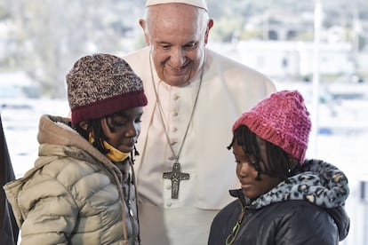 El Papa junto a dos niñas refugiadas en la isla griega de Lesbos, este domingo. 