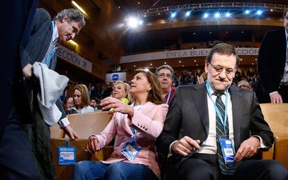 Ignacio López del Hierro (i), marido de la secretaria general del PP, Maria Dolores de Cospedal (en la imagen) junto al presidente del Gobierno, Mariano Rajoy.