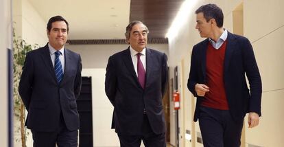 El secretario general del PSOE, Pedro Sánchez, junto al presidente de CEOE, Juan Rosell, y el de Cepyme, Antonio Garamendi, en una imagen de archivo.