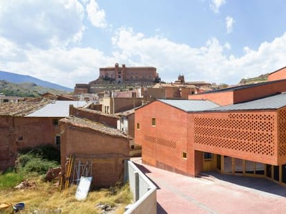 Fachada principal del Teatro-Auditorio de Illueca (Zaragoza), obra de Magén Arquitectos.