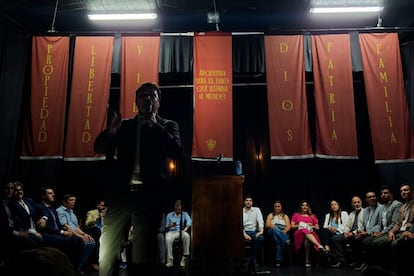 Agustín Romo habla durante la presentación del grupo 'Las Fuerzas del Cielo', el 16 de noviembre en Buenos Aires, Argentina.