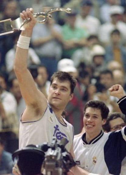 Santos celebra, junto a Sabonis, la Copa de Europa de 1995