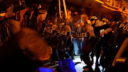 La policía se enfrenta a manifestantes en Filadelfia.