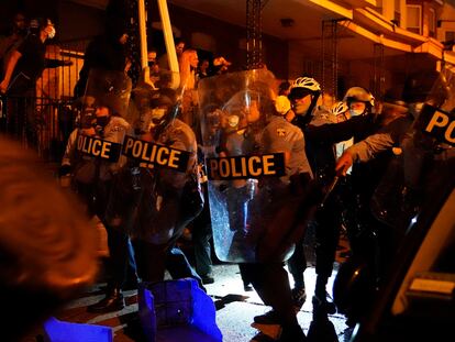 La policía se enfrenta a manifestantes en Filadelfia.