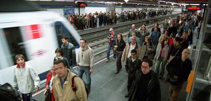 Primeros usuarios de Metrosur el día de la inauguración en 2003.