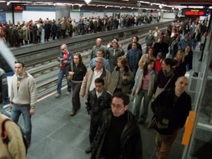 Primeros usuarios de Metrosur el día de la inauguración en 2003.