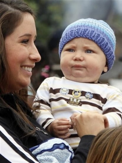 Bristol Palin sostiene a su hijo Tripp Johnston en una imagen de julio de 2009