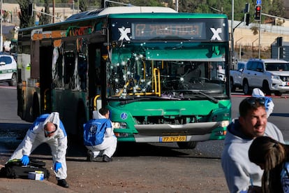 Expertos forenses analizan este miércoles el lugar de una de las explosiones en Jerusalén.