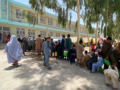 Afganos desplazados de su país ante el avance de las guerrillas talibán.
