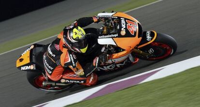  El piloto espa&ntilde;ol del equipo NGM Forward Racing, Aleix Espargar&oacute;, toma una curva durante de los entrenamientos libres de Catar.