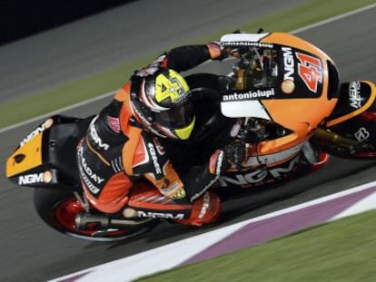  El piloto espa&ntilde;ol del equipo NGM Forward Racing, Aleix Espargar&oacute;, toma una curva durante de los entrenamientos libres de Catar.