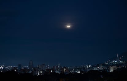 La luna vista desde Caracas (Venezuela), el 8 de noviembre de 2022.