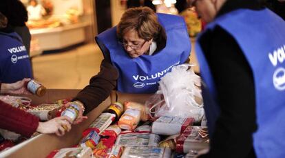 Voluntarios recogen alimentos, el viernes en Barcelona.