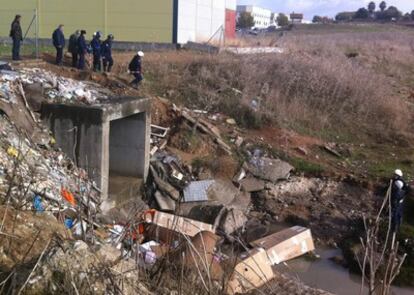 La policía busca en alcantarillas y desagües de Córdoba indicios del paradero de los niños desaparecidos el pasado día 8 de octubre.