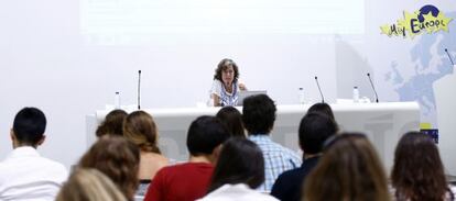 La subdirectora de EL PAÍS, Berna González-Harbour, habla con los estudiantes.