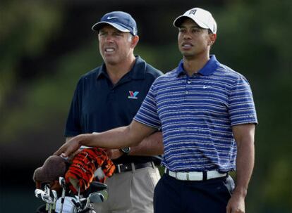 Tiger Woods con su 'caddie' Steve Williams durante la vuelta de prácticas en Torrey Pines