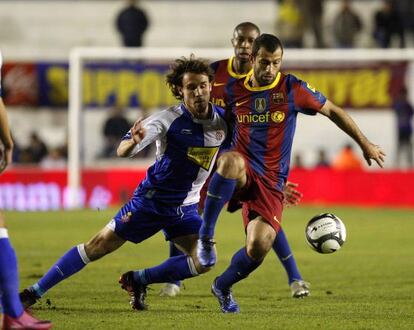 Mascherano, durante un partido con el Barça.