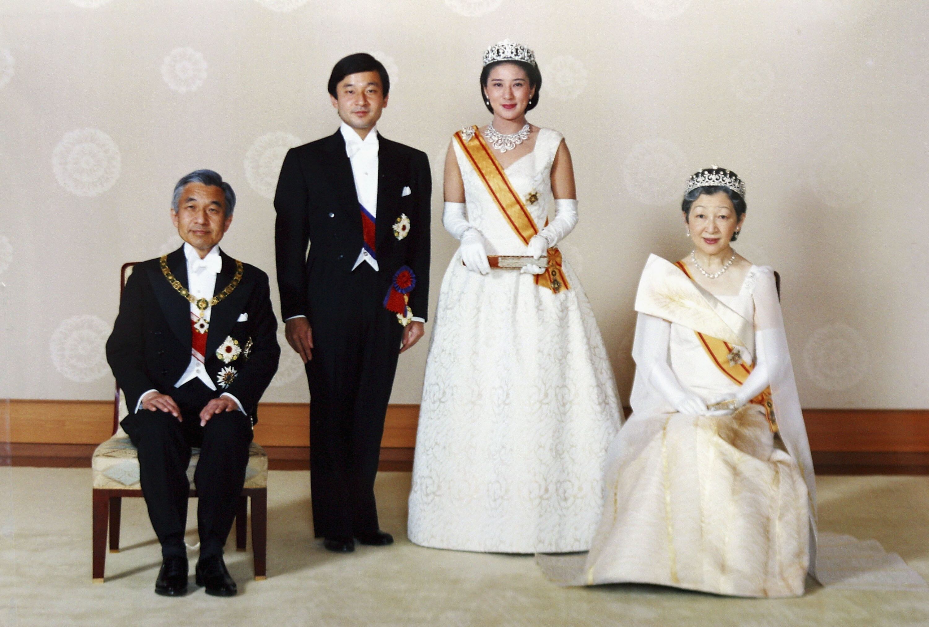 El entonces príncipe heredero Naruhito (segundo desde la izquierda) y su esposa, la princesa Masako (segunda desde la derecha), posan con el emperador Akihito y la emperatriz Michiko después de su boda en el Palacio Imperial el 9 de junio de 1993 en Tokio. 