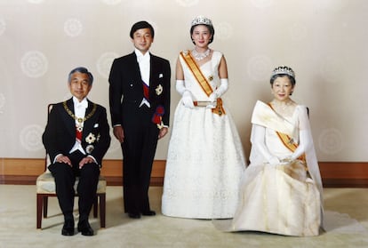 El entonces príncipe heredero Naruhito (segundo desde la izquierda) y su esposa, la princesa Masako (segunda desde la derecha), posan con el emperador Akihito y la emperatriz Michiko después de su boda en el Palacio Imperial el 9 de junio de 1993 en Tokio. 