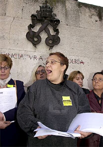 Representantes feministas, en el exterior de la sede de la Nunciatura Apostólica de España en Madrid.