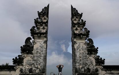Una turista observa la erupción del volcán Mount Agung en Karangasem (Bali).