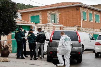 Miembros de la Guardia Civil trabajan en el lugar donde se hallaron los cuerpos de los tres hermanos asesinados.
