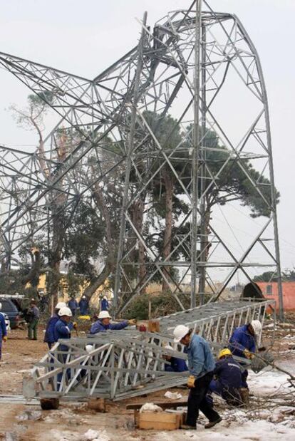 Un grupo de operarios reparaban una torre de alta tensión en Platja d'Aro.