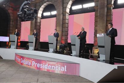 Los cinco candidatos sobre el escenario.