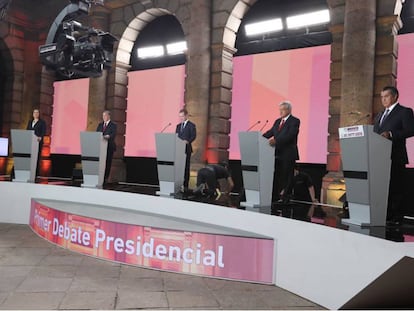 Los cinco candidatos sobre el escenario.