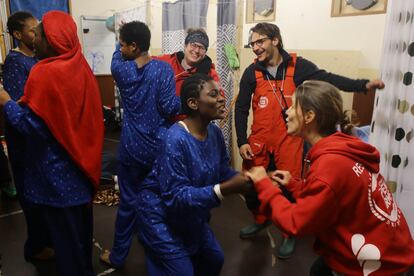 Mediterráneo. N 35º 55, 973’. O 15º 01, 008’. Varios voluntarios y voluntarias de Proactiva Open Arms cantan y bailan con las mujeres que han rescatado en la zona del hospital del barco. El equipo de Proactiva en la misión consta de 14 personas: el jefe de misión, socorristas, médico, enfermero, patrones y cocineros que son voluntarios de la organización Zaporeak, que ya trabajó en la isla de Quioss (Grecia), dando comida a miles de personas refugiadas. Cada misión dura 15 días, a lo largo de los cuales la tripulación voluntaria va cambiando. La alegría en el barco es cada vez mayor, ya que mañana se ha previsto que llegará al puerto de Augusta, en Sicilia, donde serán desembarcados. A partir de aquí, las autoridades italianas se harán cargo de los rescatados. 