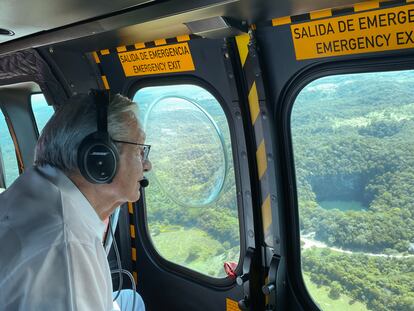 López Obrador observa la zona por la que discurrirá el tren maya, en Campeche.