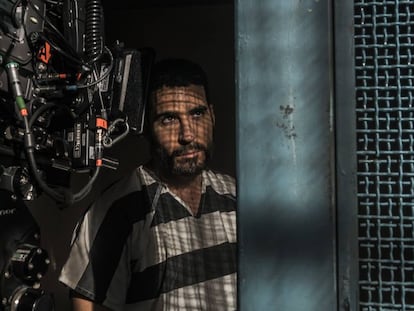El actor Miguel Ángel Silvestre, durante el rodaje de la serie 'En el corredor de la muerte'.