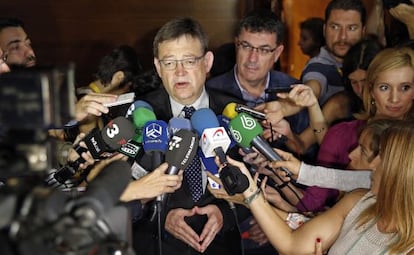 El presidente de la Generalitat, Ximo Puig, este lunes en los pasillos de las Cortes Valencianas. 