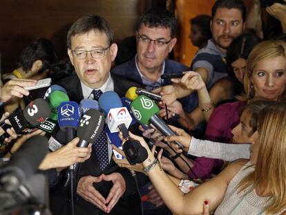 El presidente de la Generalitat, Ximo Puig, este lunes en los pasillos de las Cortes Valencianas.