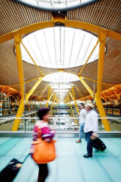 La T-4 del aeropuerto de Madrid-Barajas se inauguró en 2006 y el diseño es del arquitecto británico Richard Rogers. Tiene 470.000 metros cuadrados, una superficie en la que, si se instalaran canchas de baloncesto, se podrían jugar al mismo tiempo 1.119 partidos.