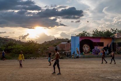 Jóvenes jugando a la pelota al atardecer, en La Fortaleza, Cúcuta, Colombia.