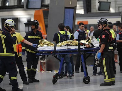 Ferido é socorrido na Estação França, em Barcelona